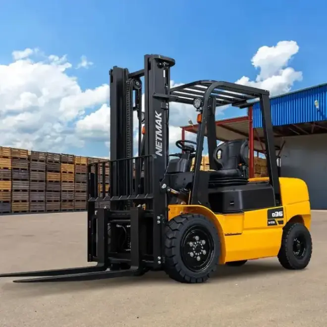 Empilhadeira diesel Netmak D3635 em pátio logístico